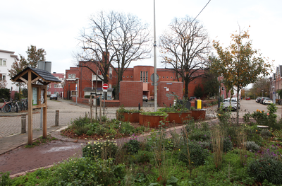 916120 Gezicht op de voormalige 1e Da Costaschool (Brederoplein 13) te Utrecht.